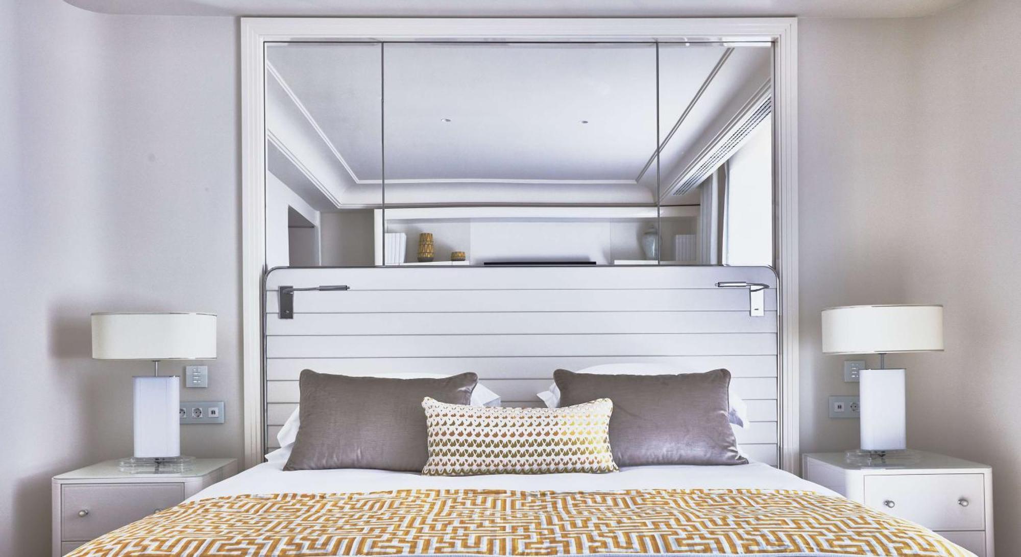 Hotel Martinez, In The Unbound Collection By Hyatt Cannes Exterior foto A bedroom at the hotel
