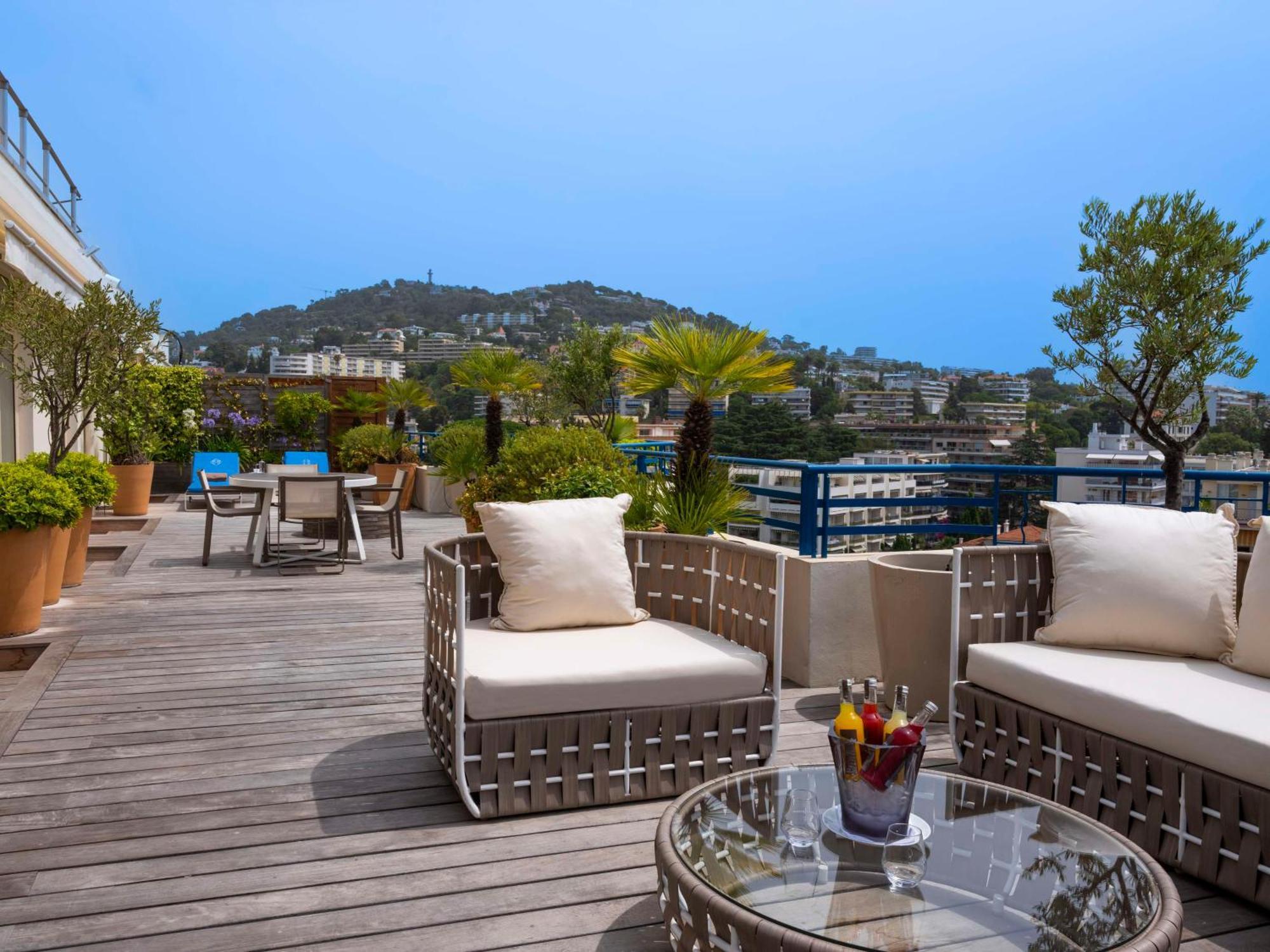 Hotel Martinez, In The Unbound Collection By Hyatt Cannes Exterior foto Terrace of the hotel