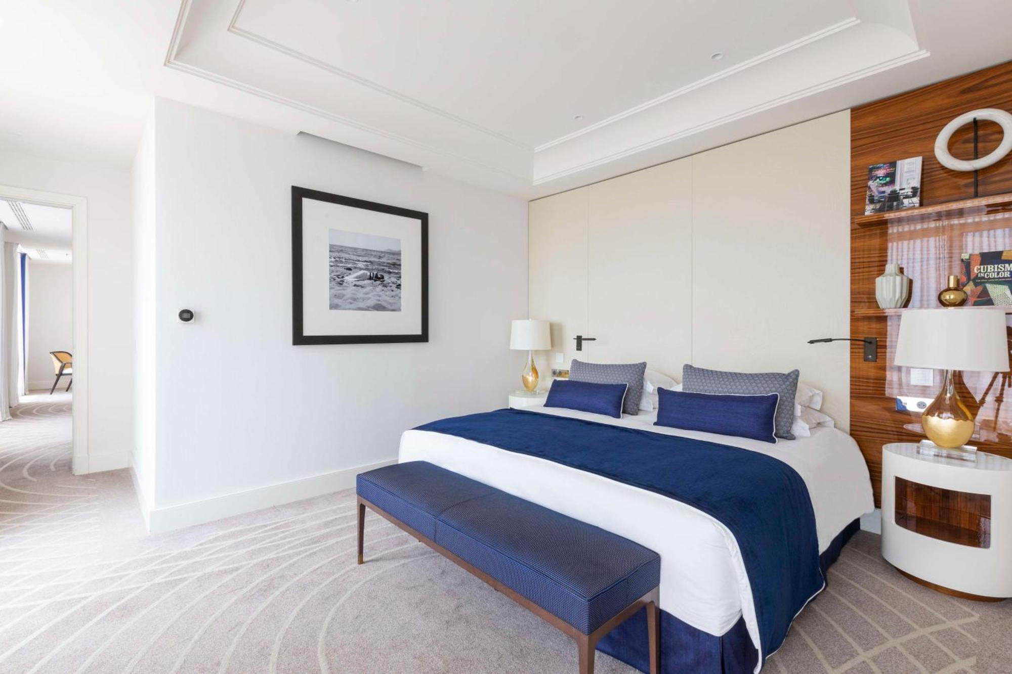 Hotel Martinez, In The Unbound Collection By Hyatt Cannes Exterior foto A bedroom at the Four Seasons Hotel