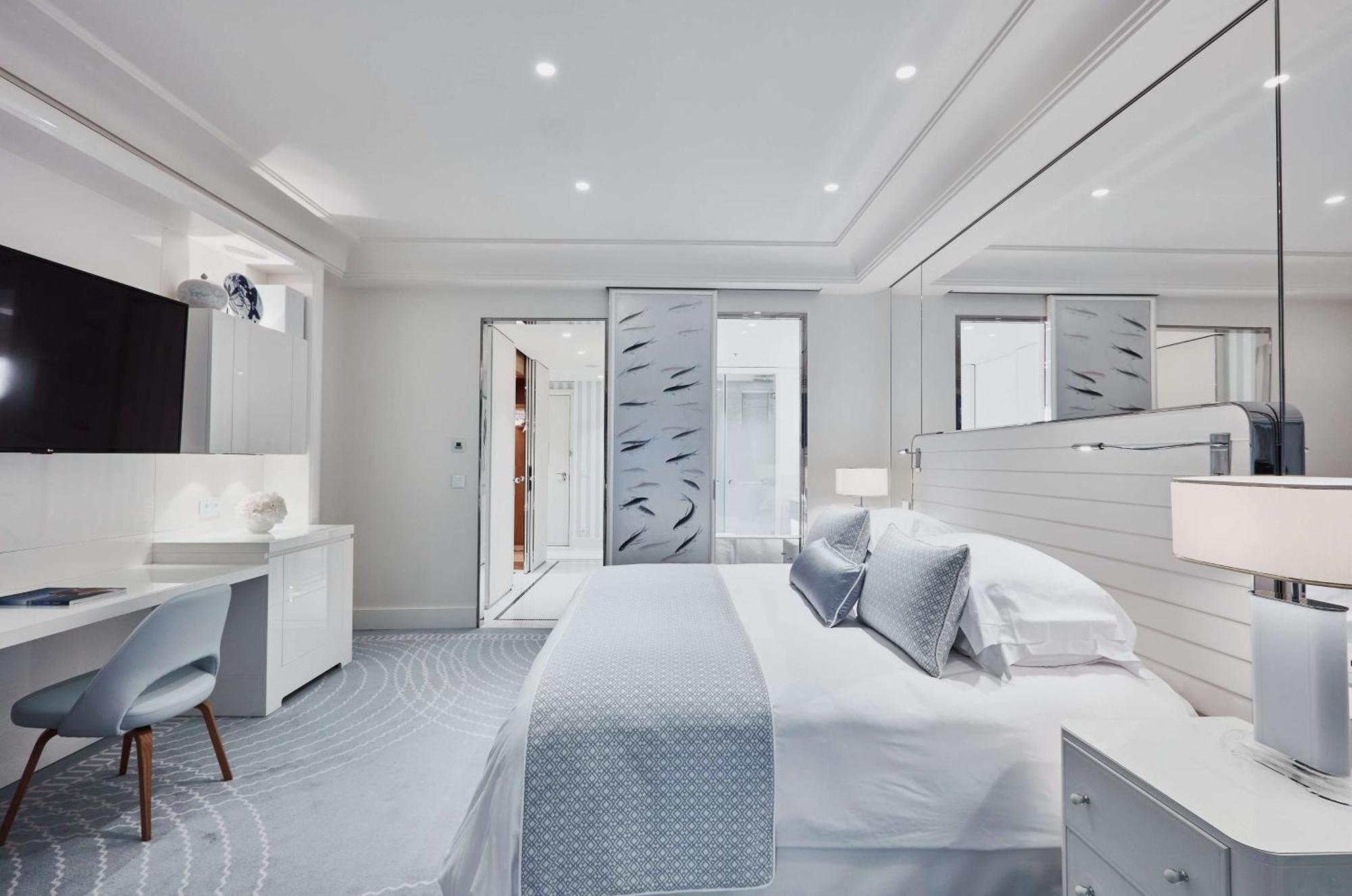 Hotel Martinez, In The Unbound Collection By Hyatt Cannes Exterior foto A bedroom in the hotel