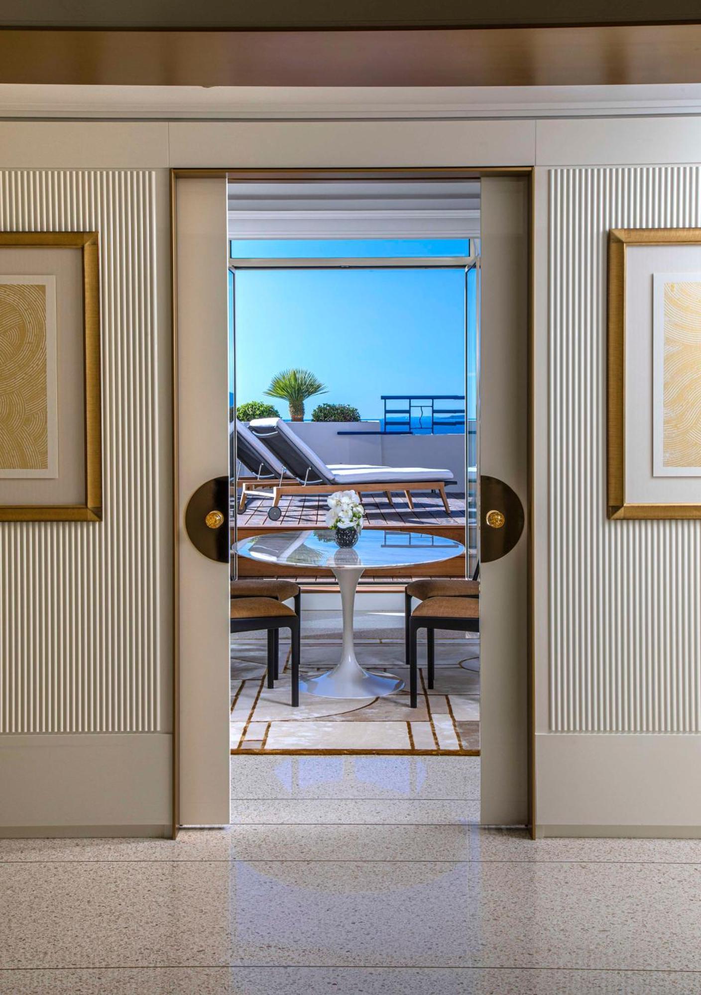 Hotel Martinez, In The Unbound Collection By Hyatt Cannes Exterior foto A view of the pool from a guest room