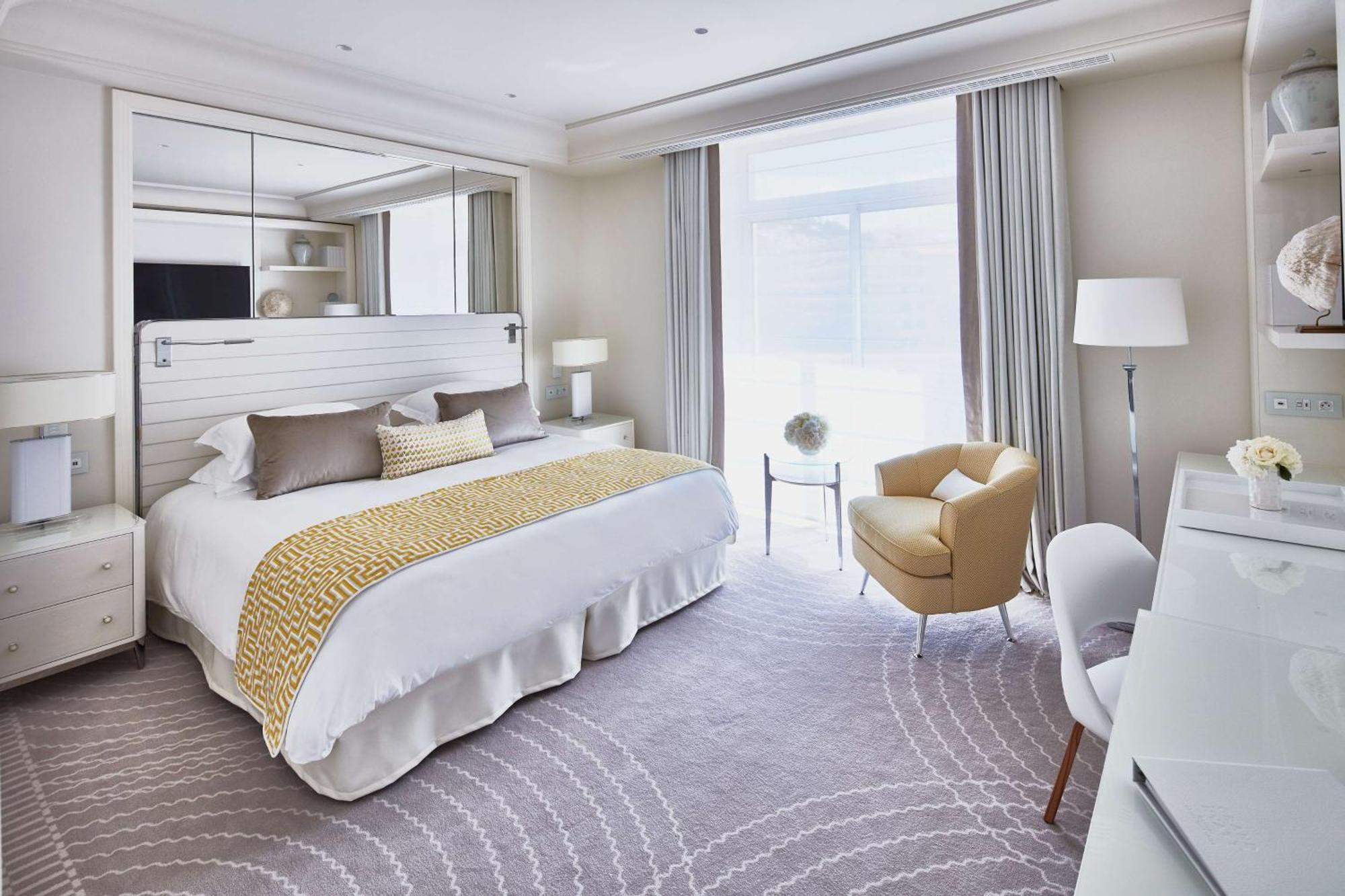 Hotel Martinez, In The Unbound Collection By Hyatt Cannes Exterior foto A bedroom in the hotel