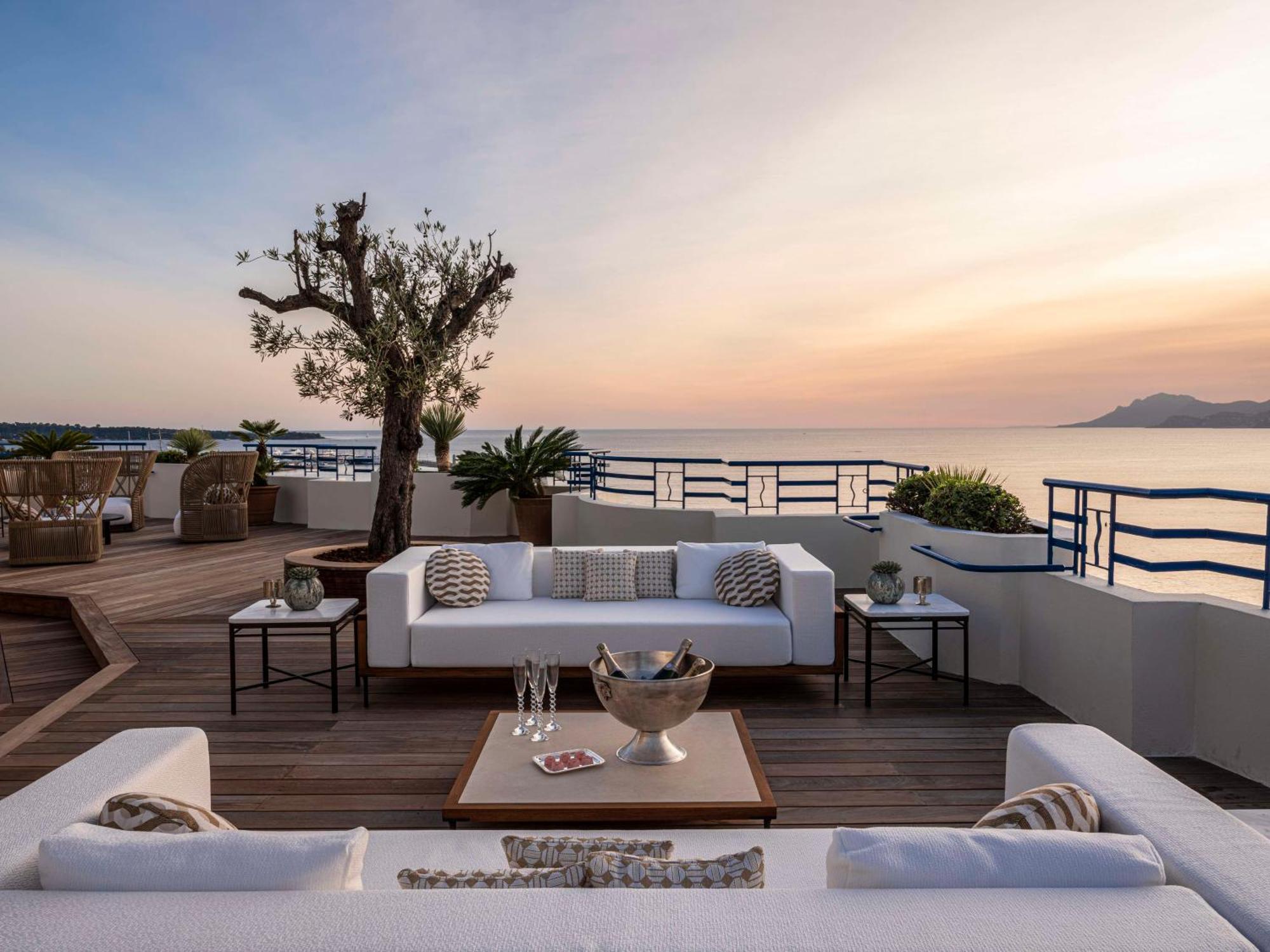 Hotel Martinez, In The Unbound Collection By Hyatt Cannes Exterior foto The rooftop terrace at the Hotel de la Paix