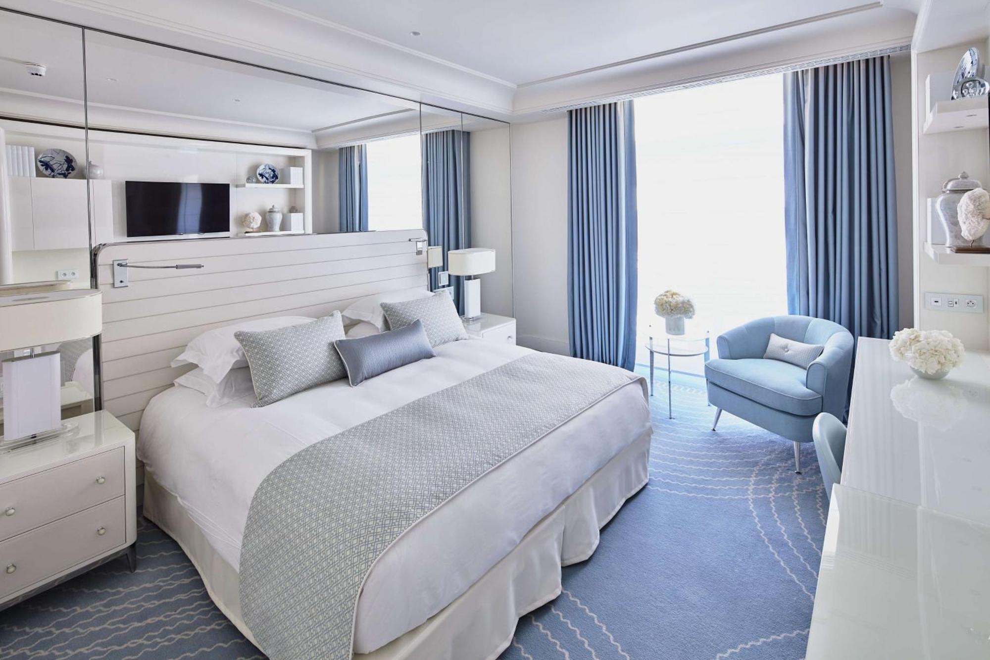 Hotel Martinez, In The Unbound Collection By Hyatt Cannes Exterior foto A bedroom at the hotel