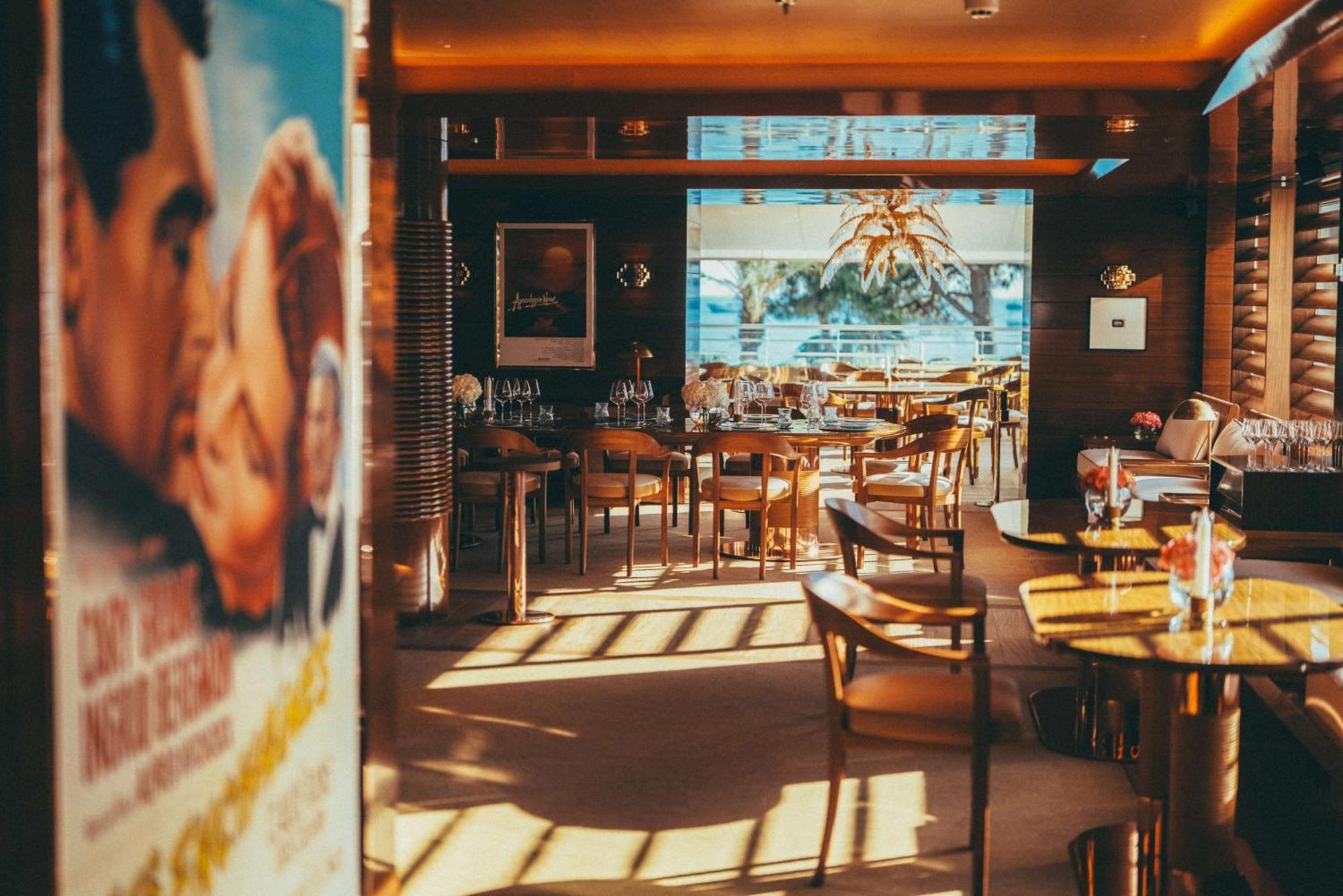 Hotel Martinez, In The Unbound Collection By Hyatt Cannes Exterior foto The interior of a Starbucks in Hong Kong